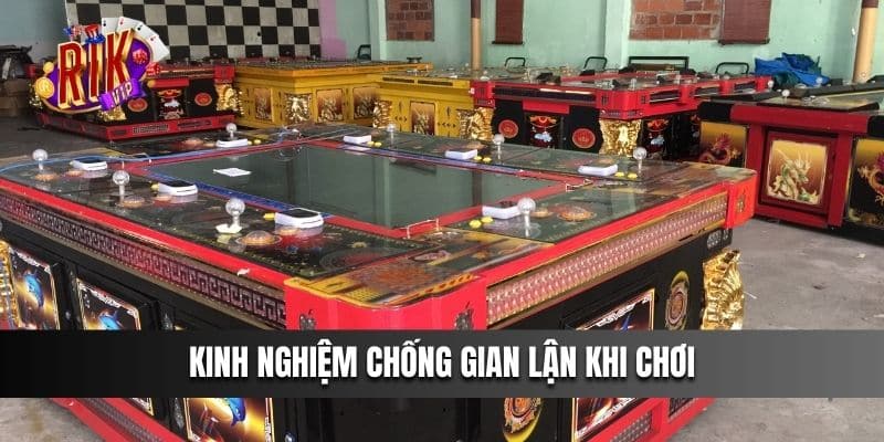 Hãy tập trung quan sát những người tham gia chơi